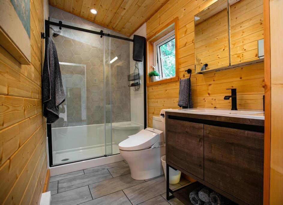 1-Bedroom Knotty Pine Cabin W Sauna & Jacuzzi Sooke Exterior photo