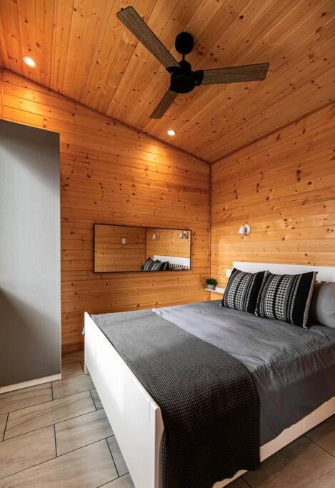 1-Bedroom Knotty Pine Cabin W Sauna & Jacuzzi Sooke Exterior photo
