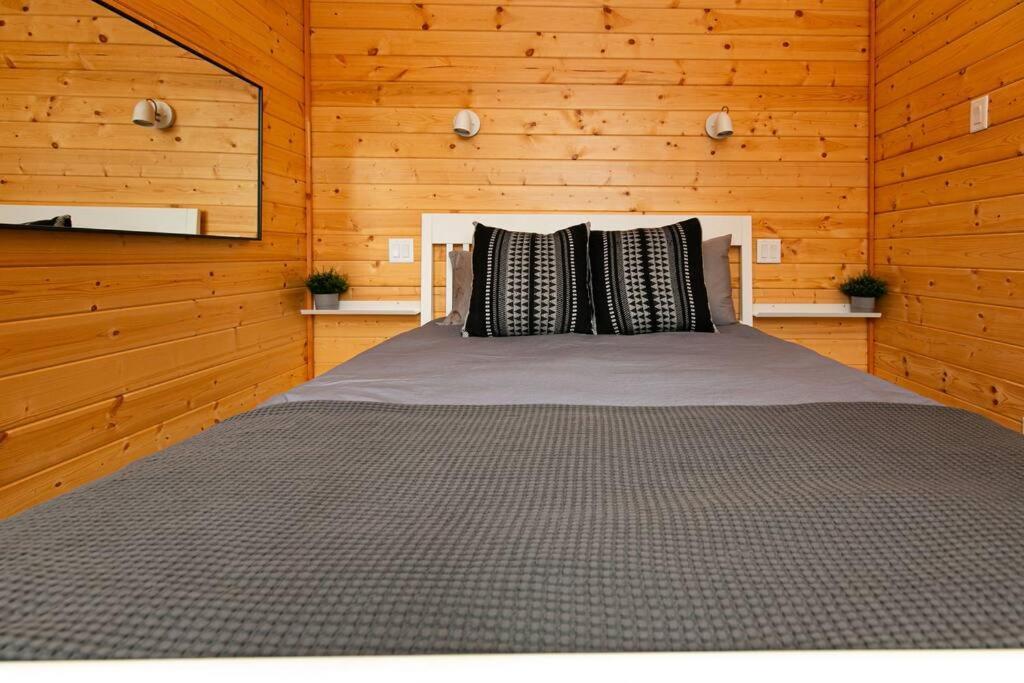 1-Bedroom Knotty Pine Cabin W Sauna & Jacuzzi Sooke Exterior photo