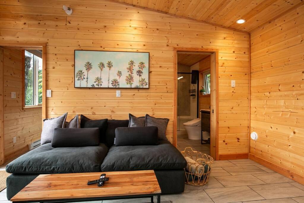 1-Bedroom Knotty Pine Cabin W Sauna & Jacuzzi Sooke Exterior photo