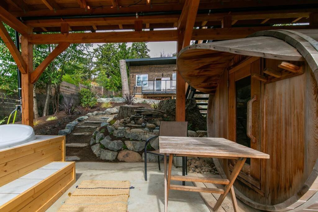 1-Bedroom Knotty Pine Cabin W Sauna & Jacuzzi Sooke Exterior photo