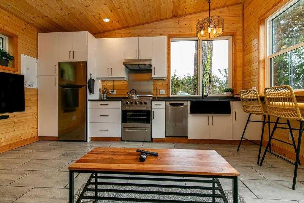 1-Bedroom Knotty Pine Cabin W Sauna & Jacuzzi Sooke Exterior photo