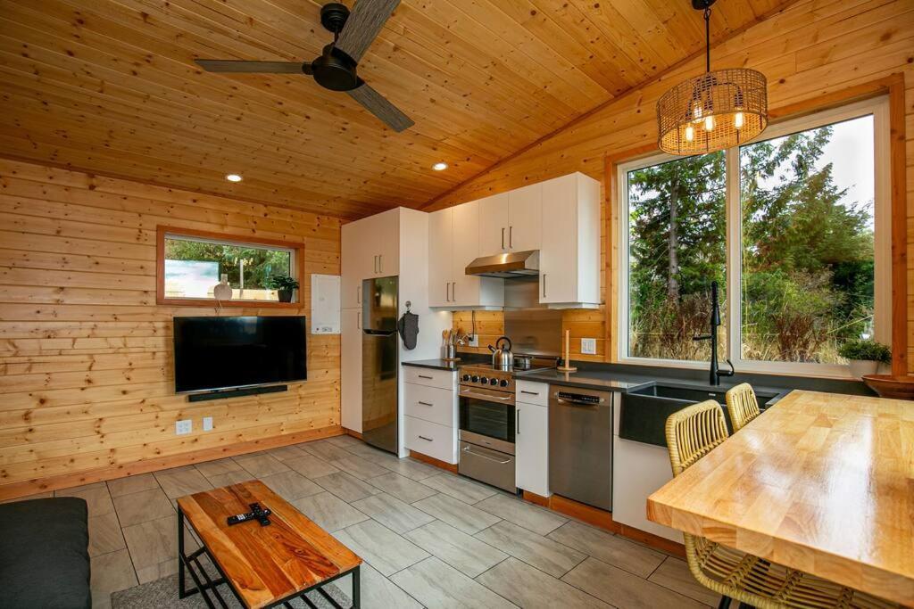 1-Bedroom Knotty Pine Cabin W Sauna & Jacuzzi Sooke Exterior photo