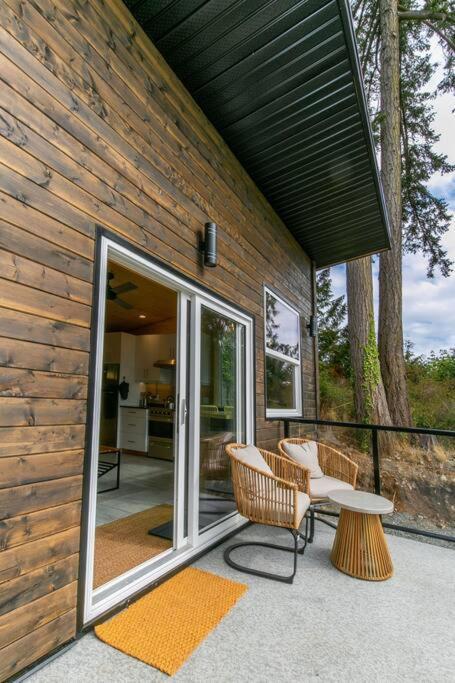 1-Bedroom Knotty Pine Cabin W Sauna & Jacuzzi Sooke Exterior photo