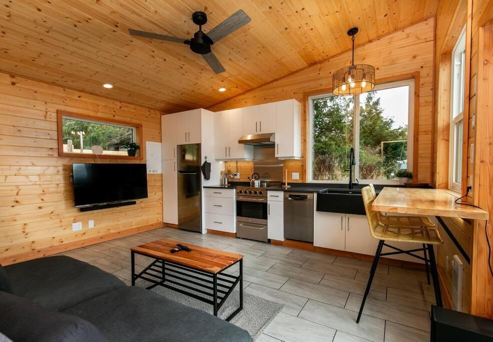 1-Bedroom Knotty Pine Cabin W Sauna & Jacuzzi Sooke Exterior photo