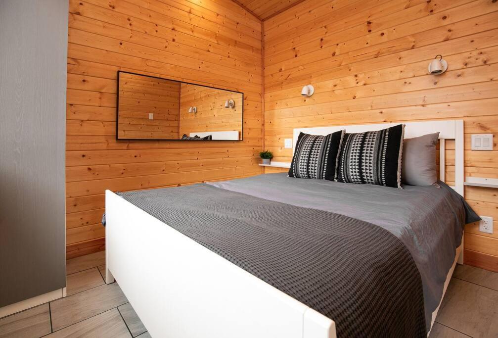 1-Bedroom Knotty Pine Cabin W Sauna & Jacuzzi Sooke Exterior photo