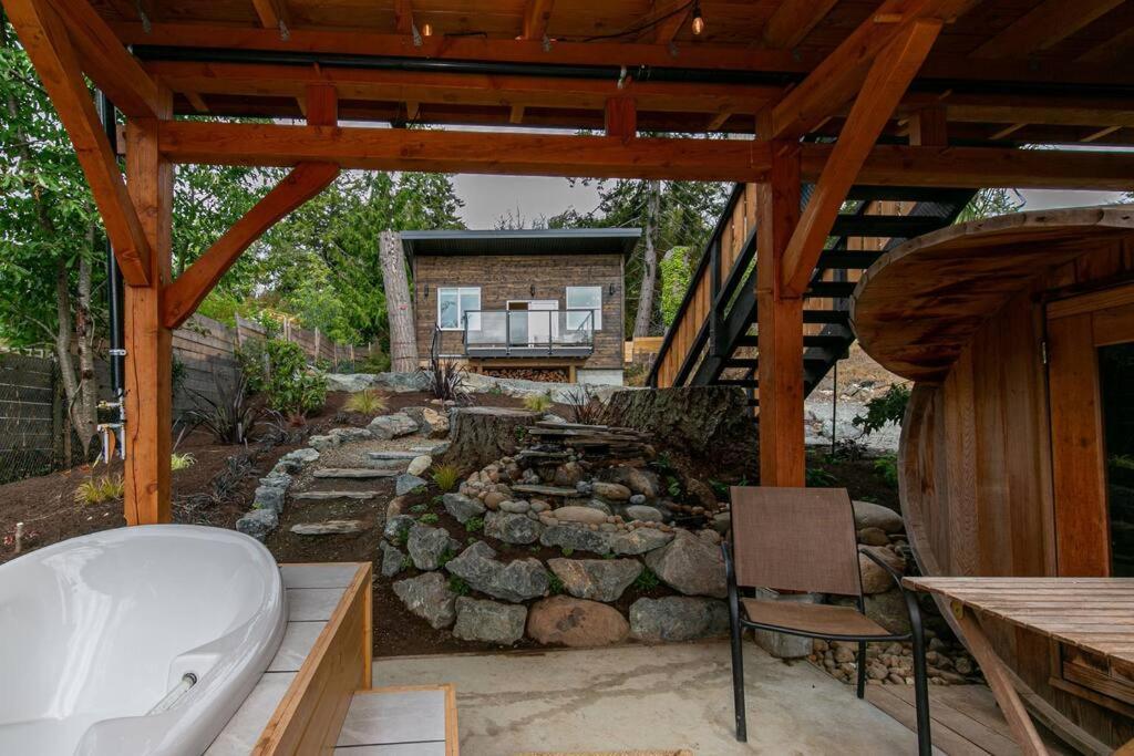 1-Bedroom Knotty Pine Cabin W Sauna & Jacuzzi Sooke Exterior photo