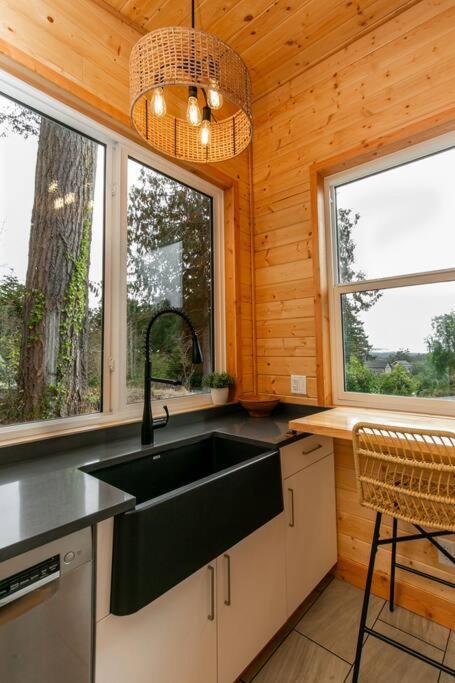 1-Bedroom Knotty Pine Cabin W Sauna & Jacuzzi Sooke Exterior photo