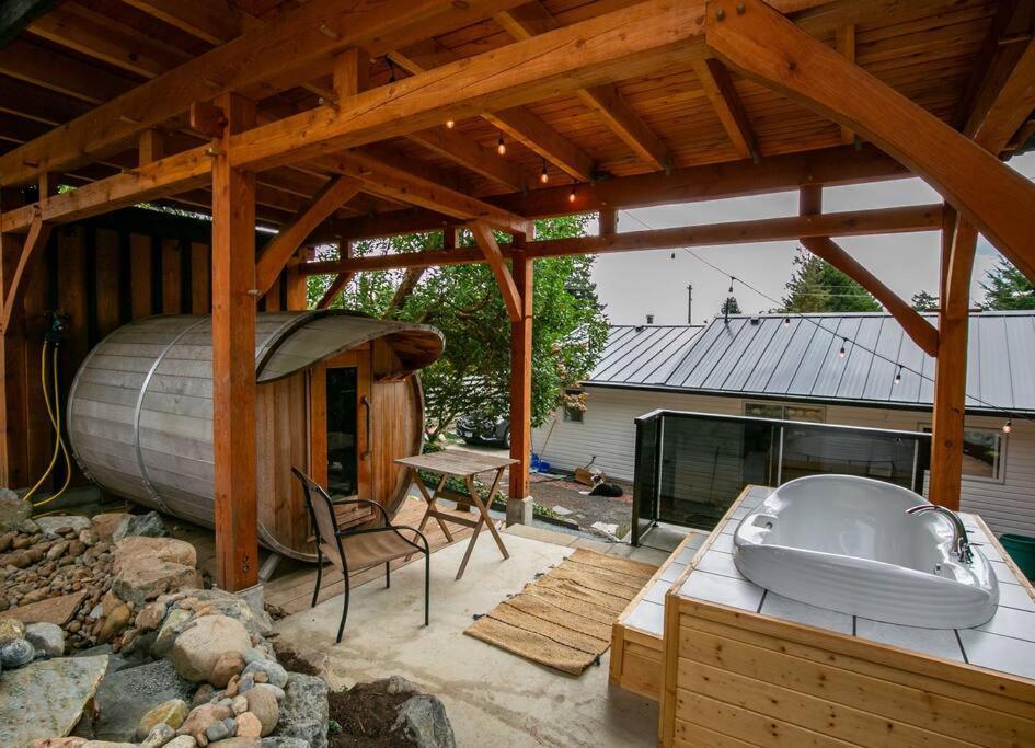 1-Bedroom Knotty Pine Cabin W Sauna & Jacuzzi Sooke Exterior photo