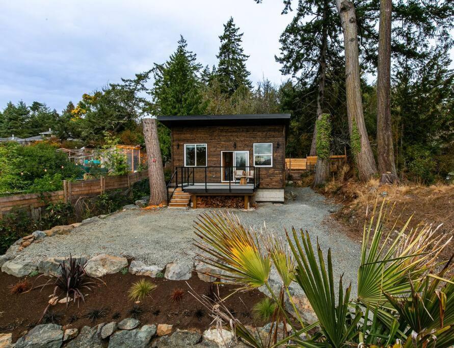 1-Bedroom Knotty Pine Cabin W Sauna & Jacuzzi Sooke Exterior photo