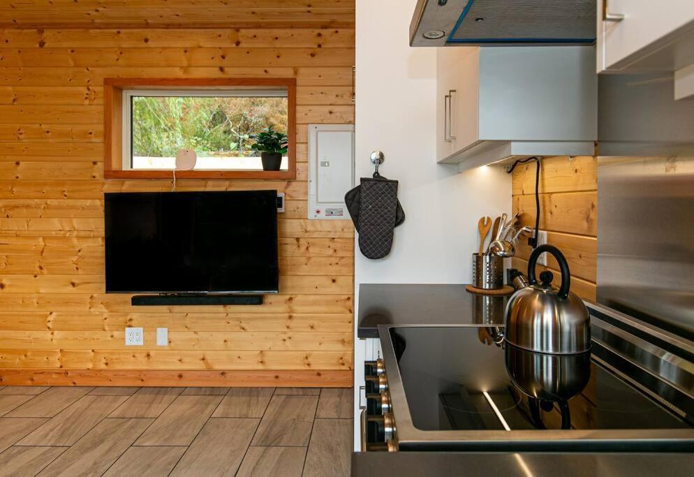 1-Bedroom Knotty Pine Cabin W Sauna & Jacuzzi Sooke Exterior photo