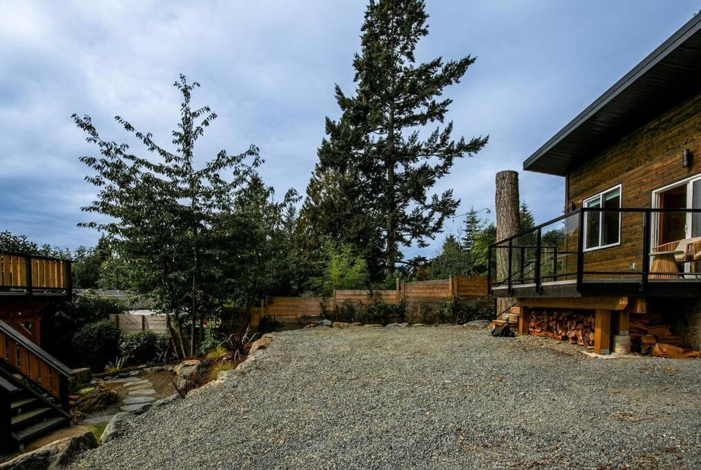 1-Bedroom Knotty Pine Cabin W Sauna & Jacuzzi Sooke Exterior photo