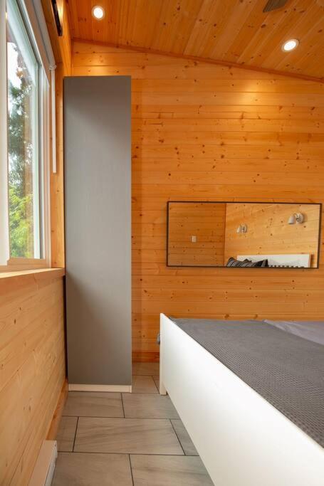 1-Bedroom Knotty Pine Cabin W Sauna & Jacuzzi Sooke Exterior photo